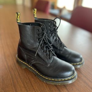 EUC Dr. Martens Pascal 1460 SIZE 8 pebble leather black